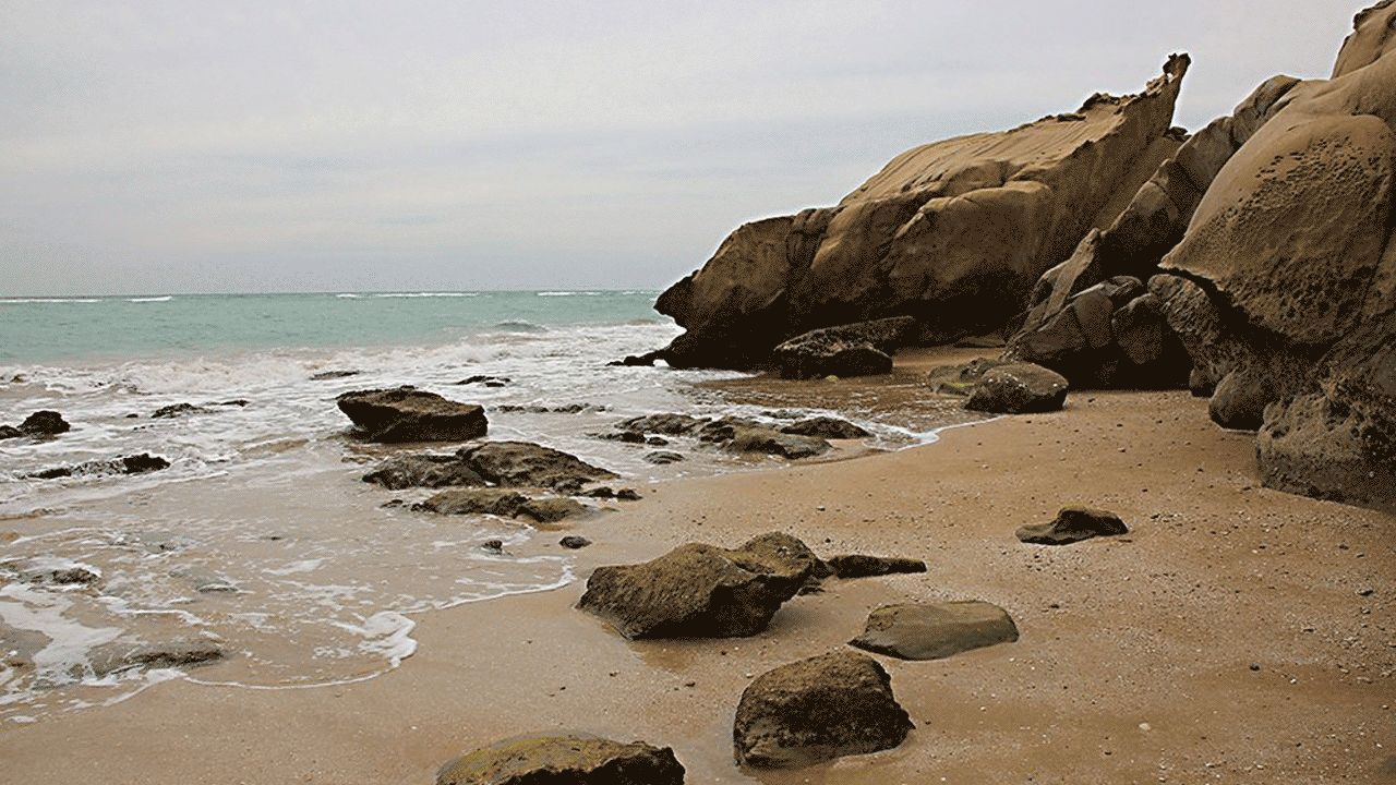 ساحل صخره ای نیرم در هرمزگان + فیلم