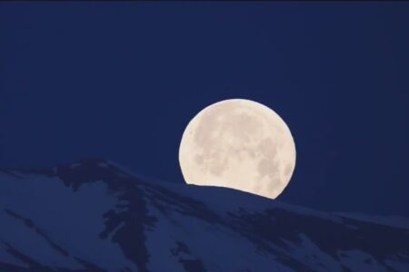 ماه کامل در آغوش بلندترین قله ایران + فیلم